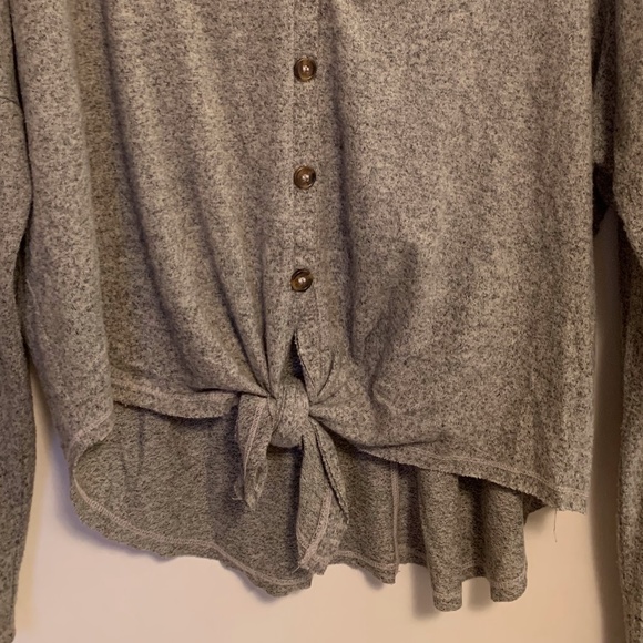Button down, high low long sleeve with cute knot - Picture 3 of 4